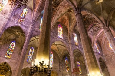 Palma, Ispanya-14 Ağustos, 2017: Palma Katedrali 'nin manzarası. Palma Aziz Mary Katedrali Gotik bir tarza sahiptir ve şehrin merkezinde yer almaktadır.