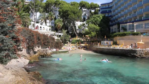 パルマ スペイン 2017 イレタスで晴れた日を楽しむ人々 マヨルカ島のビーチします 島の東海岸に位置するビーチは別名イレタスまたは Ses イレタスです — ストック動画
