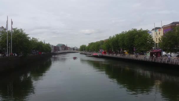 Dublín Irlanda Junio 2017 Orilla Del Río Liffey Dublín Irlanda — Vídeo de stock