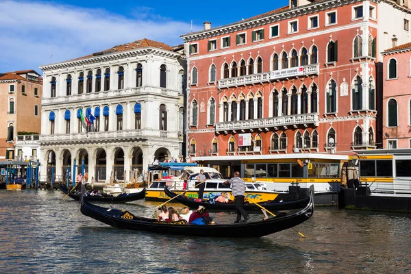 Benátky Itálie Srpna 2016 Turisty Těší Gondoly Canal Grande Gondoly — Stock fotografie