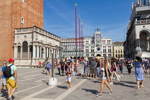Venice, İtalya - 3 Ağustos 2016: turist Saint Marks Meydanı yürüme. Olarak da bilinen La Piazza San Marco Bazilikası'nın ve iki Venedik'in tarihi yerler, Campanile yerleştirildiği olduğunu.
