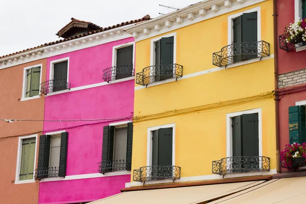 Janelas coloridas em Burano Island, Italia — Fotografia de Stock