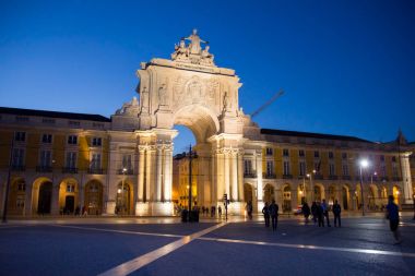 Lisbon, Portekiz - 5 Haziran 2017: ticaret kare insanlar yürürken, insanlar (Praça Comercio) gece boyunca. Zafer Takı ünlü Augusta Caddesi'nin başlangıç noktasıdır.