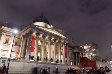 Londra, İngiltere - 17 Aralık 2016: National Gallery önünde yürüyen insanlar. Ünlü müzenin içinde Trafalgar Meydanı'nda yer alan.