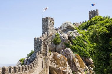 Moors, Sintra, Portekiz kale duvarları üzerinde yürüyen insanlar
