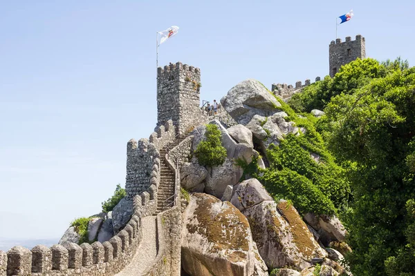 シントラ、ポルトガル、ムーアの城の城壁の上を歩く人 — ストック写真
