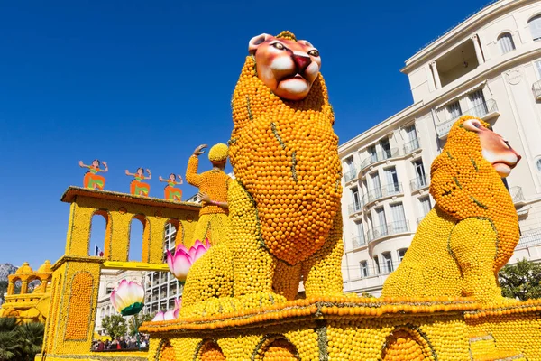 Arte hecho de limones y naranjas en el famoso Festival del Limón (Fete du Citron) en Menton, Francia —  Fotos de Stock