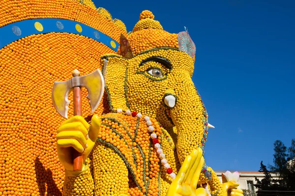 Arte hecho de limones y naranjas en el famoso Festival del Limón (Fete du Citron) en Menton, Francia —  Fotos de Stock