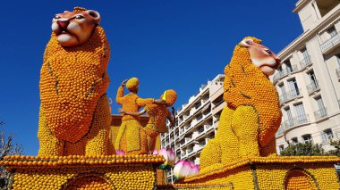 Menton, Fransa - 18 Şubat 2018: Sanat limon ve portakal Menton, Fransa ünlü limon Festivali (Fete du ağaç kavunu) yapılmış. Ünlü meyve bahçesi yıllık 230,000 ziyaretçi alır.