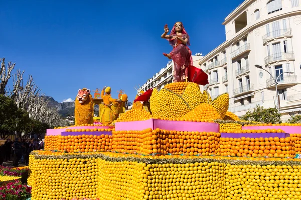 Arte hecho de limones y naranjas en el famoso Festival del Limón (Fete du Citron) en Menton, Francia —  Fotos de Stock