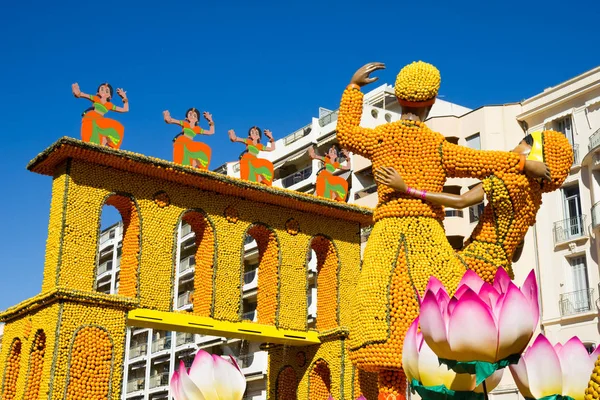 Arte hecho de limones y naranjas en el famoso Festival del Limón (Fete du Citron) en Menton, Francia —  Fotos de Stock