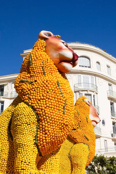 Arte hecho de limones y naranjas en el famoso Festival del Limón (Fete du Citron) en Menton, Francia —  Fotos de Stock