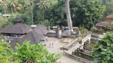 Bali, Endonezya - 30 Haziran 2019: Pura Goa Gajah 'ta yürüyen insanlar. Fil Mağarası olarak bilinen tapınak Ubud 'da yer almaktadır ve aslında bir sığınak olarak yaratılmıştır..