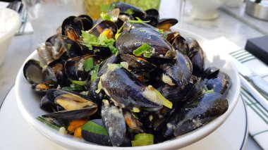 Tipik bir Akdeniz midyesi tabağı.