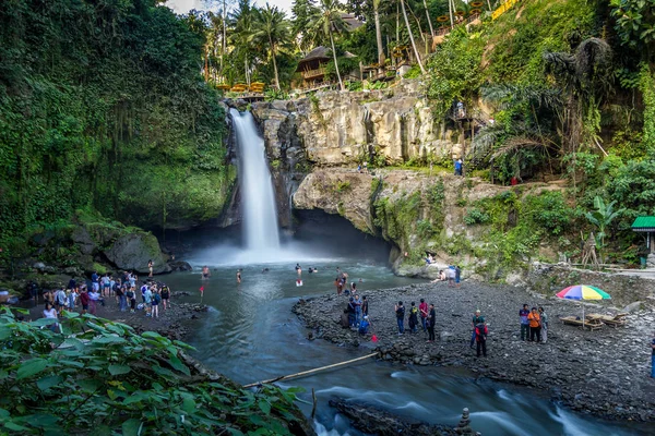 People enjoying the Tegenungan Waterfall in Ubud, Bali, Indonesia — Stock Photo, Image