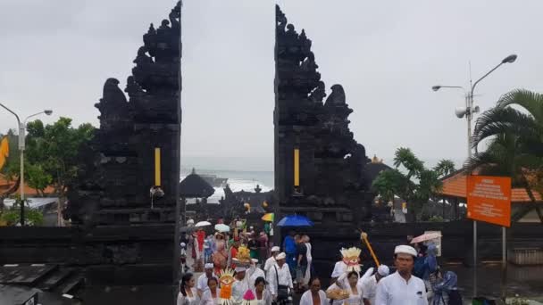 Bali Indonesia Julio 2019 Personas Caminando Terraza Del Atardecer Pura — Vídeo de stock