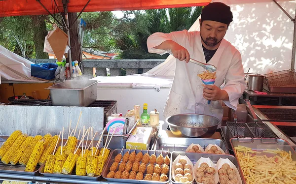 Miyajima Adası Japonya Nisan 2019 Tipik Kızarmış Yiyecek Hazırlayan Adam — Stok fotoğraf