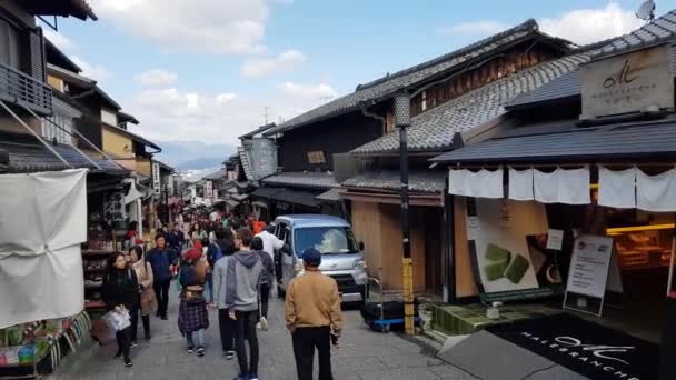 日本京都 2019年4月15日 人们走在Nijo城堡前 这座宫殿内有数个花园 被联合国教科文组织视为世界遗产 — 图库视频影像