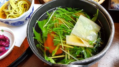 Japon çorbası (missoshiro) bir masanın üzerinde