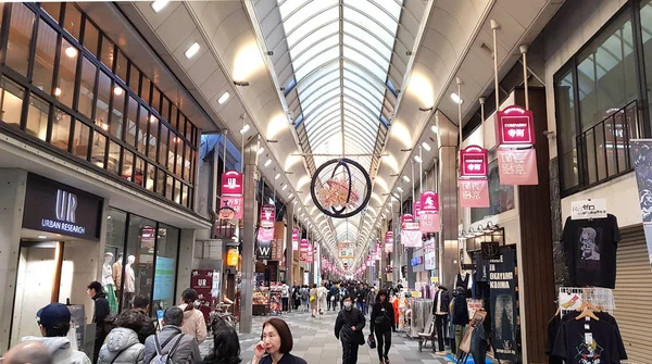 日本京都 2019年4月15日 人们在Shinkyogoku的Teramachi街购物区散步 有盖的商场坐落在本市最繁华的商业街 — 图库照片