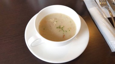 Japon çorbası (missoshiro) bir masanın üzerinde