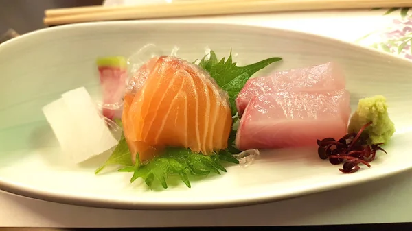 Assortiment Sashimi Geserveerd Een Bord — Stockfoto