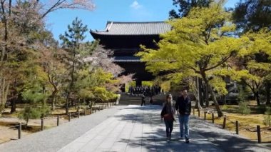 Kamkura, Japonya - 16 Nisan 2019: Kenchoji 'de yürüyen insanlar. 1253 yılında tamamlanan tapınak Kamkura 'daki en önemli tapınaktır..