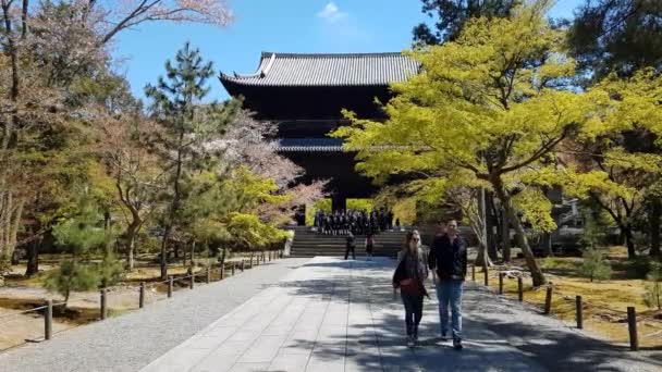 日本神户市 2019年4月16日 人们在Kenchoji步行 该寺始建于1253年 是堪库拉最重要的寺庙 — 图库视频影像