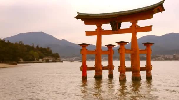 Плавучие Ворота Храма Ицукусима Острове Миядзима Хиросима Япония Надпись Воротах — стоковое видео