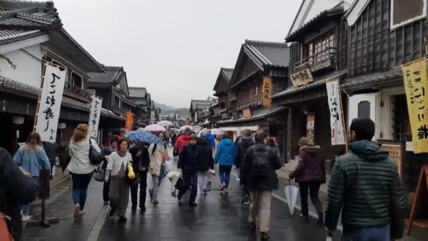 Oharaimachi, Ise, Japonsko - 17. dubna 2019: Lidé procházející se ulicí v centru města. Oblast obsahuje mnoho tradičních stylových budov, obchodů s bydlením a restaurací.