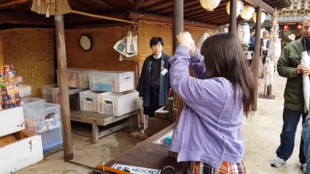 Oharaimachi Ise Japan April 2019 People Playing Toy Guns City — Stock Video