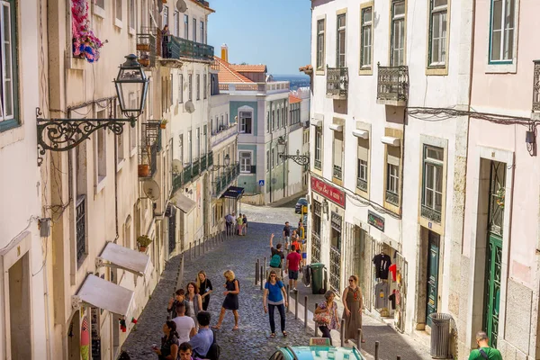 ポルトガルリスボン 2017年6月5日 人々はサンタ マリア マイヨール地区を歩いています この地域はSo Jorge城と街の美しい景色で有名です — ストック写真