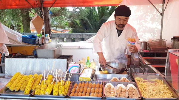 Miyajima Island Japan April 2019 Mann Bereitet Typisches Gebratenes Essen — Stockfoto