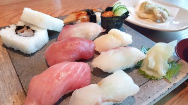 Tabakta servis edilen suşi çeşitleri.