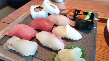 Tabakta servis edilen suşi çeşitleri.