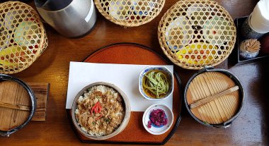 Masada servis edilen Japon yemekleri.