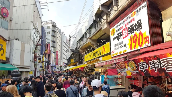 Tokyo Japonya Nisan 2019 Ueno Bölgesindeki Dükkanların Önünden Geçen Insanlar — Stok fotoğraf