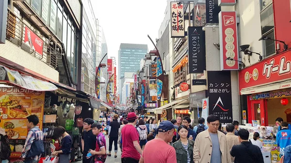 Tokyo Japonya Nisan 2019 Ueno Bölgesindeki Dükkanların Önünden Geçen Insanlar — Stok fotoğraf