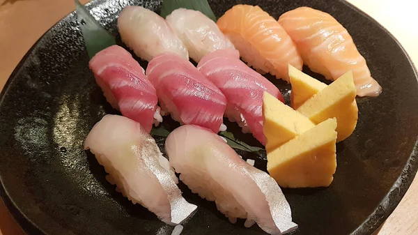 Asortyment Sushi Podawany Talerzu — Zdjęcie stockowe