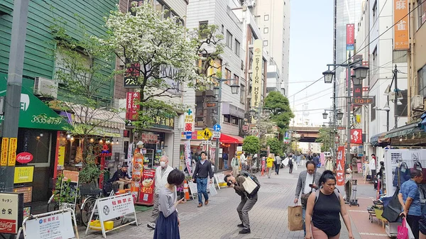 Tokyo Japonya Nisan 2019 Ueno Bölgesinde Yürüyen Insanlar Bölge Mağazalarla — Stok fotoğraf