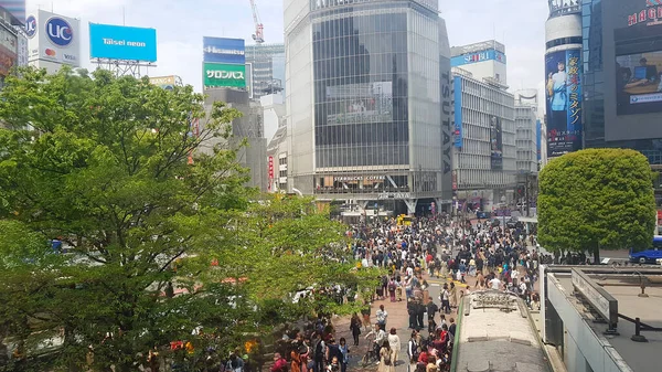 Tokyo Japan April 2019 Folk Går Shibuyaområdet Det Kommersiella Och — Stockfoto