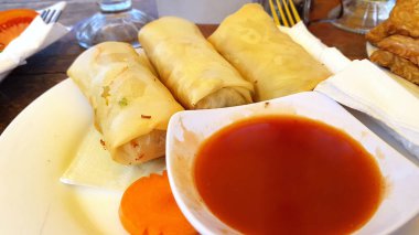 Yumurtalı börekler masada servis edilir.