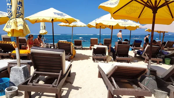 Bali Indonesia Julio 2019 Gente Disfrutando Del Día Soleado Playa — Foto de Stock