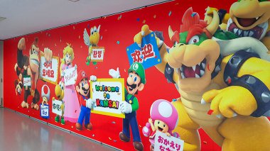 Osaka, Japonya - 12 Nisan 2019: Kansai Uluslararası Havalimanı 'ndaki Süper Mario Bros karakterleriyle hoş geldin tabelası. Havaalanı Japonya 'daki en yoğun üçüncü havaalanıdır..