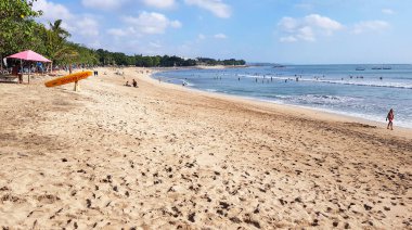 Bali, Endonezya - 05 Temmuz 2019: Pantai Pandawa plajında yazın tadını çıkaran insanlar. Badung - Güney Kuta 'da yer alan sahil iki uçurumla çevrilidir..