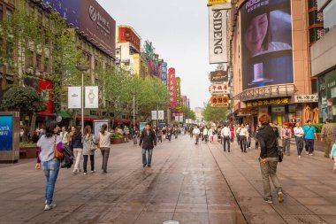 Şangay, Çin - 27 Nisan 2011: Pudong bölgesinde yürüyen insanlar. Burası çok sayıda önemli binası ve alışveriş alanı olmasıyla ünlüdür..