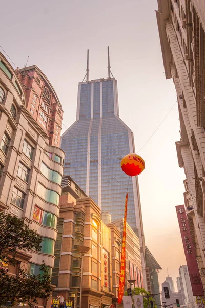 2011年 平成23年 4月27日 南京路の近代建築物 南京路上海 中国の最大の商店街です ここでは上海で最も古く最大のデパートのほとんどです — ストック写真