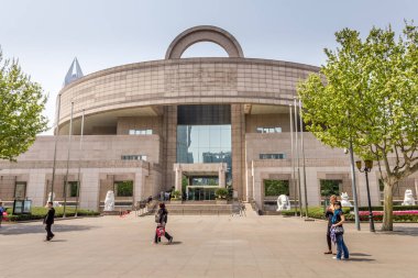 Şangay, Çin - 25 Nisan 2011: Halk Meydanı 'ndaki Şangay Müzesi' nin önünde yürüyen insanlar. Site, Çin 'in birinci sınıf modern müzelerinden biri olarak kabul ediliyor..