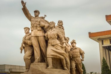 Tiananmen Meydanı 'ndaki Mao Anıtının önündeki anıt