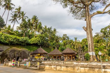 Bali, Endonezya - 30 Haziran 2019: Pura Goa Gajah 'ta yürüyen insanlar. Fil Mağarası olarak bilinen tapınak Ubud 'da yer almaktadır ve aslında bir sığınak olarak yaratılmıştır..
